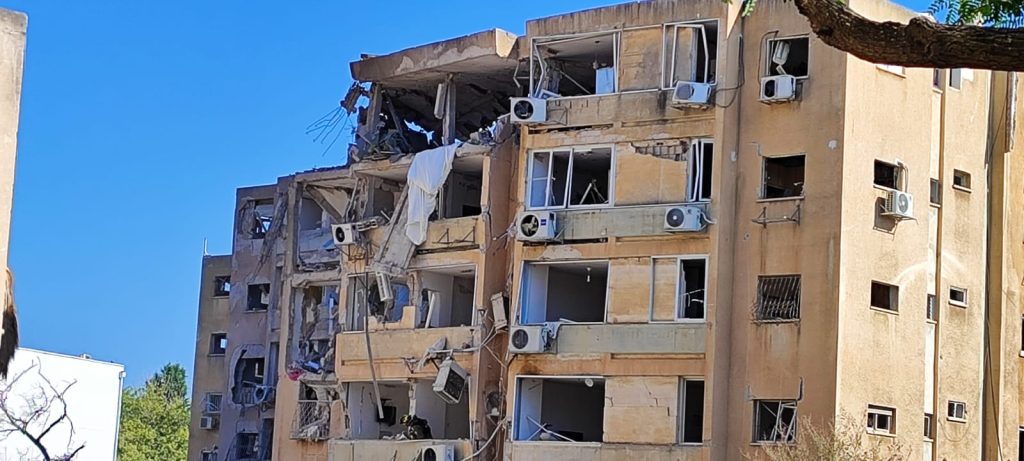 תושבי חולון עמדו לעזוב את בתיהם בעתיד הקרוב, אך הטיל שפגע הקדים אותם